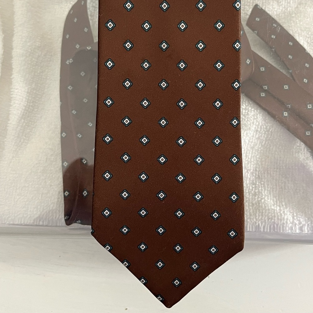 New condition mens vintage Interwoven brand tie. Brown patterned.